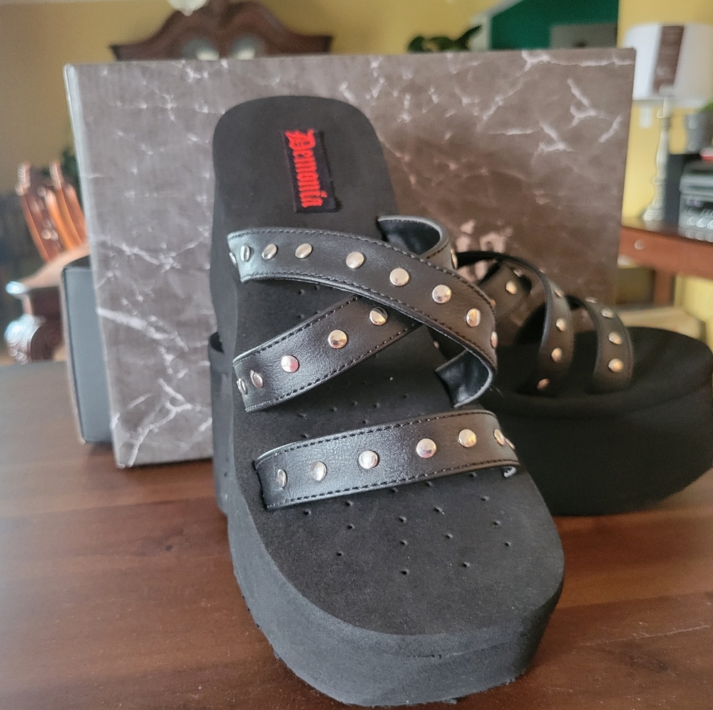 Demonia sandles